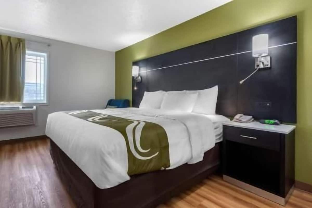 Iron/ironing board, free WiFi, bed sheets