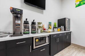 Free daily continental breakfast - Quality Inn Coraopolis (Coraopolis)
