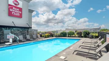 Kauden mukainen ulkouima-allas