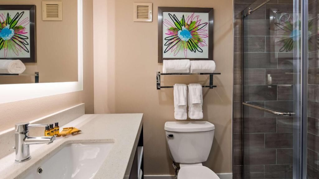Baño | Ducha y bañera combinadas y artículos de higiene personal gratuitos