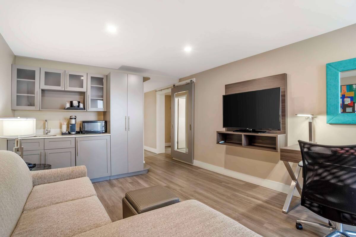 1 bedroom, pillow-top beds, in-room safe, desk