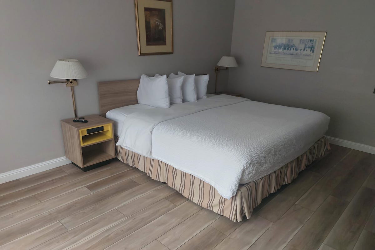 Suite, 1 King Bed, Non Smoking