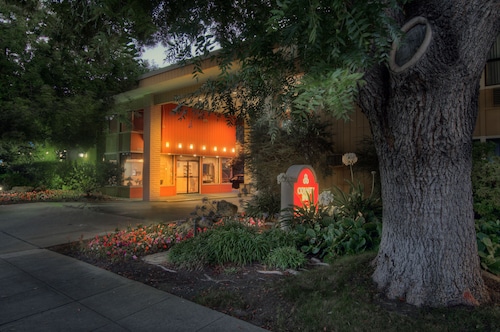 Days Inn & Suites by Wyndham Mountain View