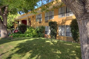 BBQ/picnic area - Days Inn by Wyndham Mountain View (Mountain View)