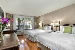 Habitación estándar, 2 camas de matrimonio | Caja fuerte, tabla de planchar con plancha, wifi gratis y ropa de cama