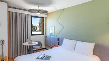 Caja de seguridad en la habitación y escritorio