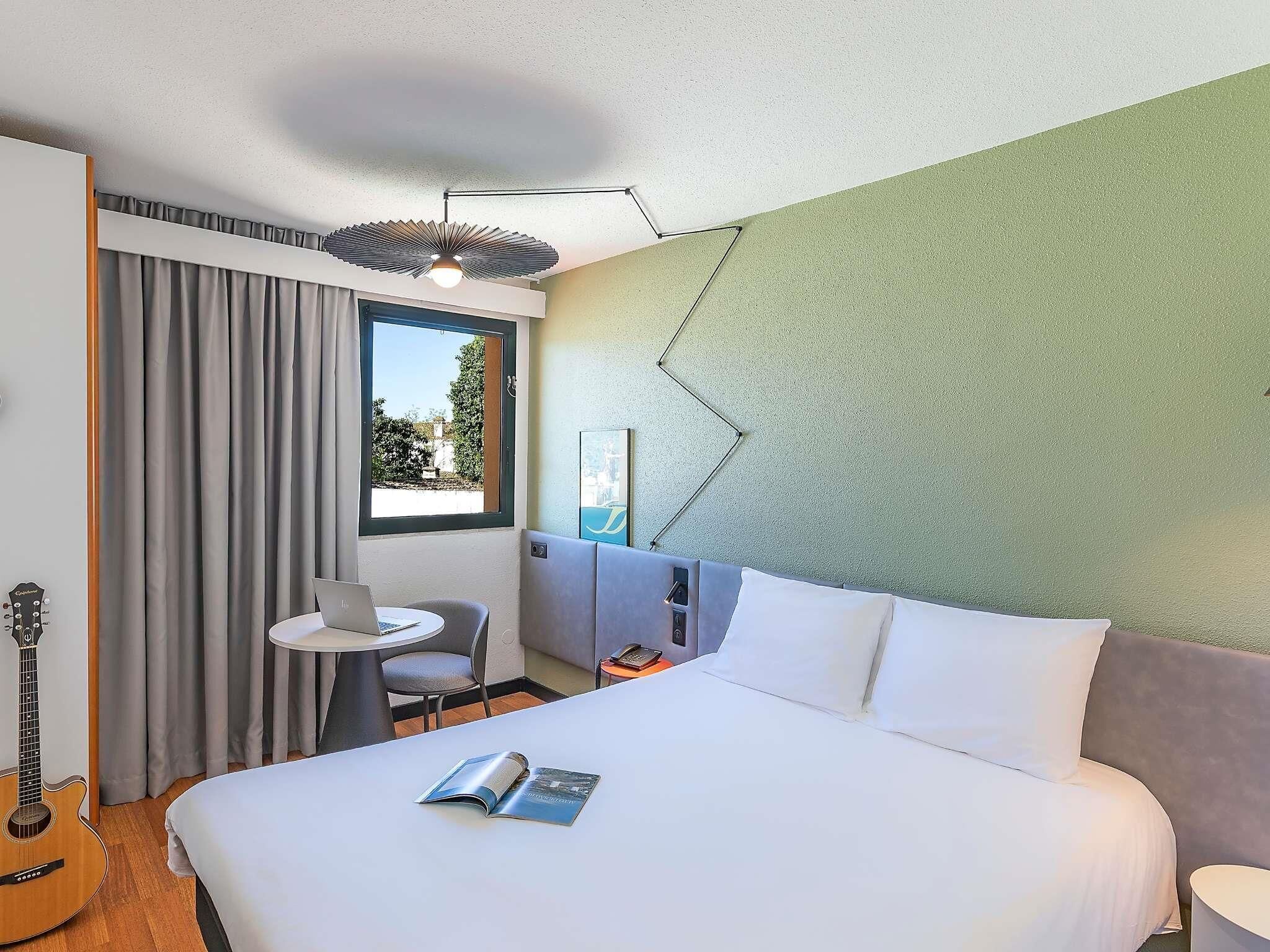 Room, 1 Double Bed | In-room safe, desk, iron/ironing board, free WiFi