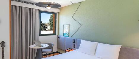 Een kluis op de kamer, een bureau, een strijkplank/strijkijzer