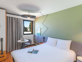 客房内保险箱、办公桌、熨斗/熨板、免费 WiFi