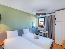 Quarto, 2 camas de solteiro | Cofres nos quartos, escrivaninha, ferros/tábuas de passar roupa