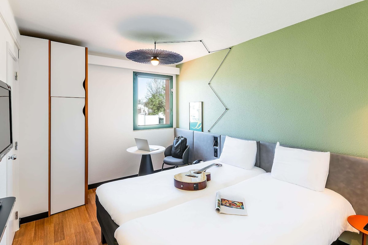 Kamer, 2 eenpersoonsbedden | Een kluis op de kamer, een bureau, een strijkplank/strijkijzer