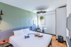 Huone, 1 parisänky | Tallelokero huoneessa, työpöytä, silitysrauta/-lauta, ilmainen Wi-Fi