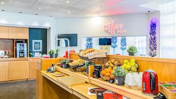 Desayuno buffet diario (EUR 9.9 por persona)