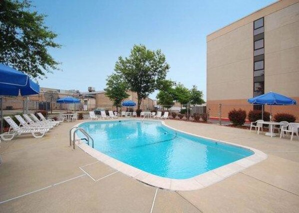 Seasonal outdoor pool - Comfort Inn Oxon Hill - National Harbor (Oxon Hill)