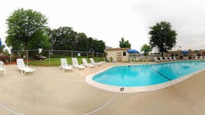 Seasonal outdoor pool - Comfort Inn Oxon Hill - National Harbor (Oxon Hill)