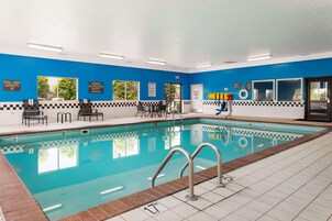 Una piscina techada, sillones reclinables de piscina