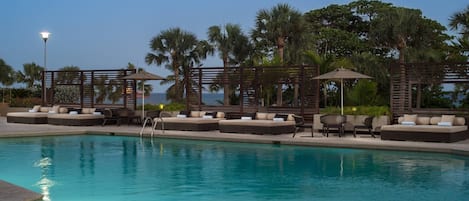 Piscine extérieure, parasols de plage, chaises longues