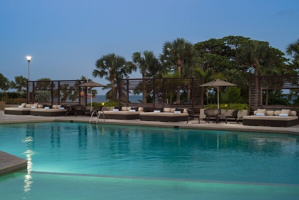 Piscine extérieure, parasols de plage, chaises longues