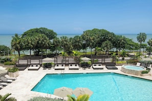 Outdoor pool, pool umbrellas, pool loungers - Sheraton Santo Domingo Hotel (Santo Domingo)