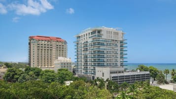 Seprai premium, selimut bulu angsa, minibar, dan brankas