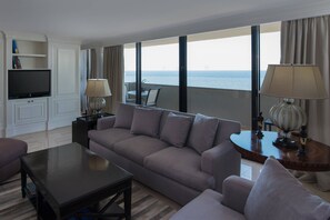 Ropa de cama de alta calidad, edredones de plumas, minibar y caja fuerte