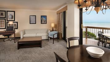 Suite Club, 1 habitación, balcón | Área de sala de estar | Televisión de plasma de 42 pulgadas con canales por cable y televisión