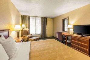 Desk, laptop workspace, soundproofing, iron/ironing board - Quality Inn & Suites McDonough South I-75 (McDonough)