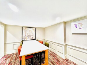 含吃到飽早餐