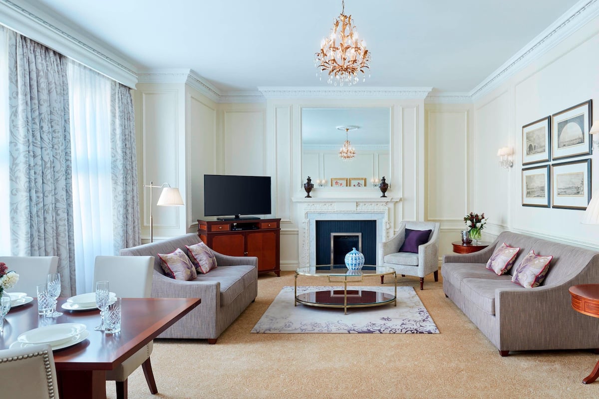 Deluxe Suite, 1 Bedroom, Non Smoking | Living area