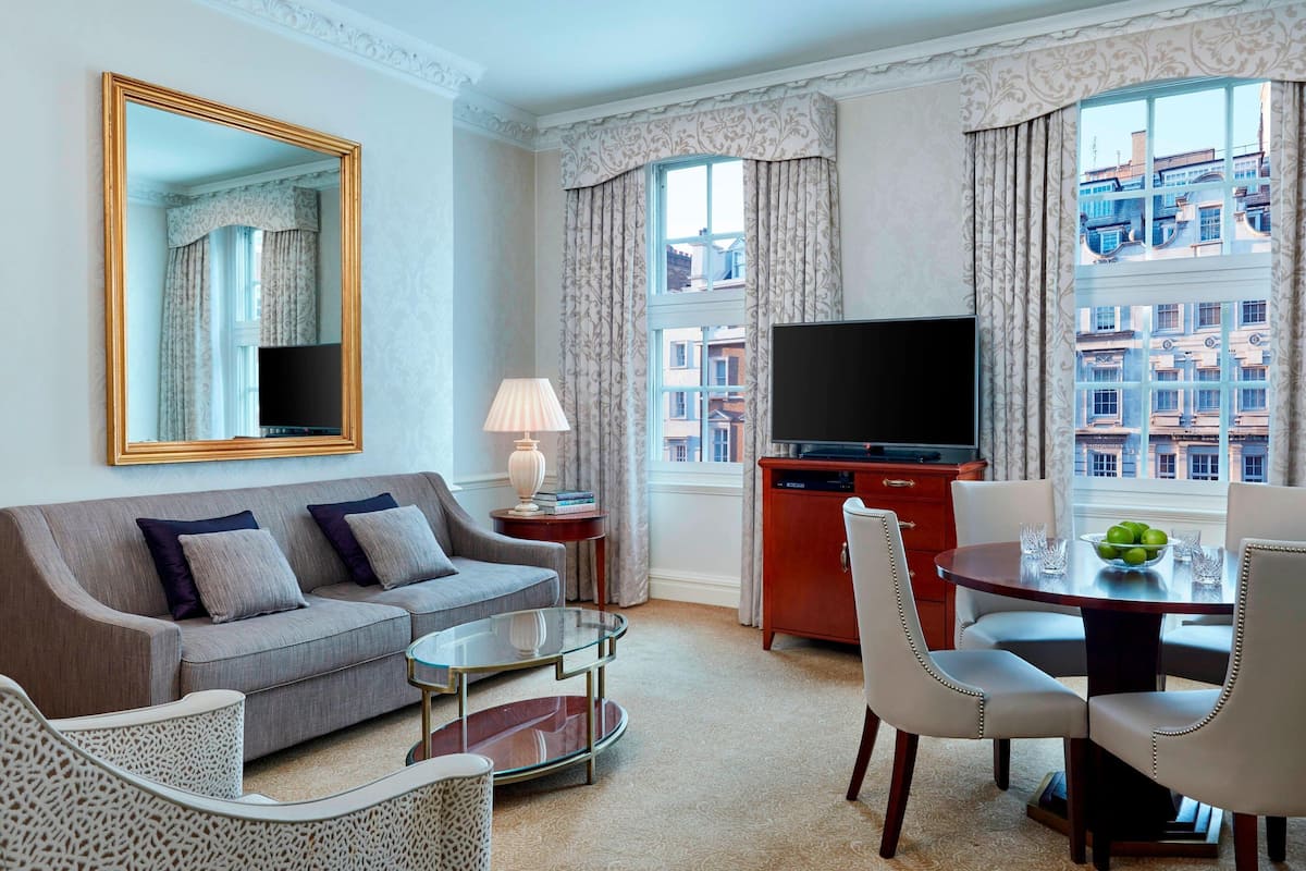Executive Suite, 1 Bedroom, Non Smoking | Living area