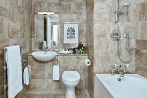 Suite Premium, 2 habitaciones, no fumadores | Baño | Artículos de higiene personal gratuitos, secador de pelo y albornoces