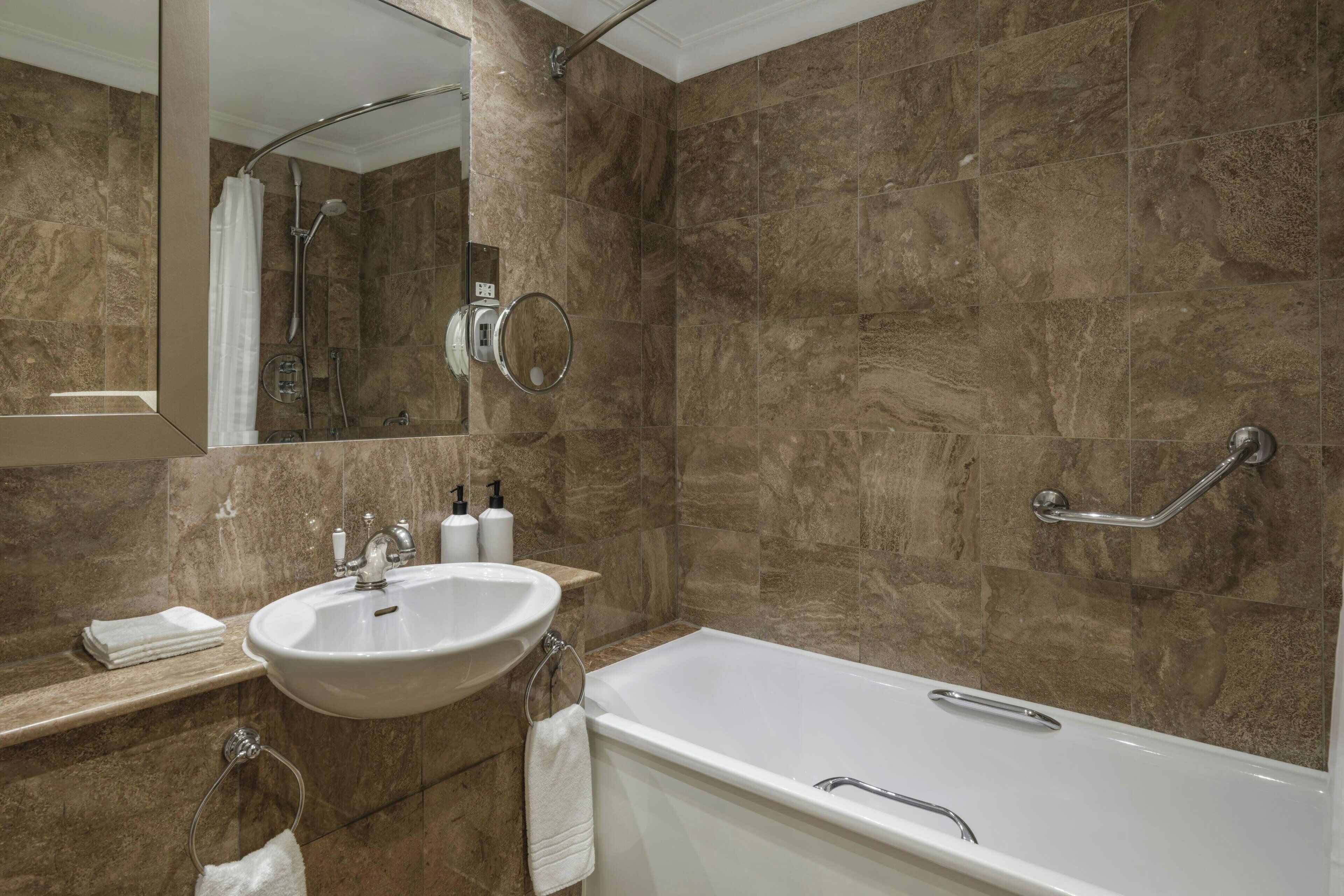 Deluxe Suite, 2 Bedrooms | Bathroom | Free toiletries, hair dryer, bathrobes, slippers