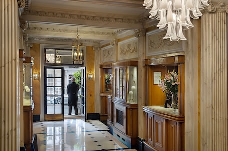 Lobby. 47 Park Street - Grand Residences by Marriott