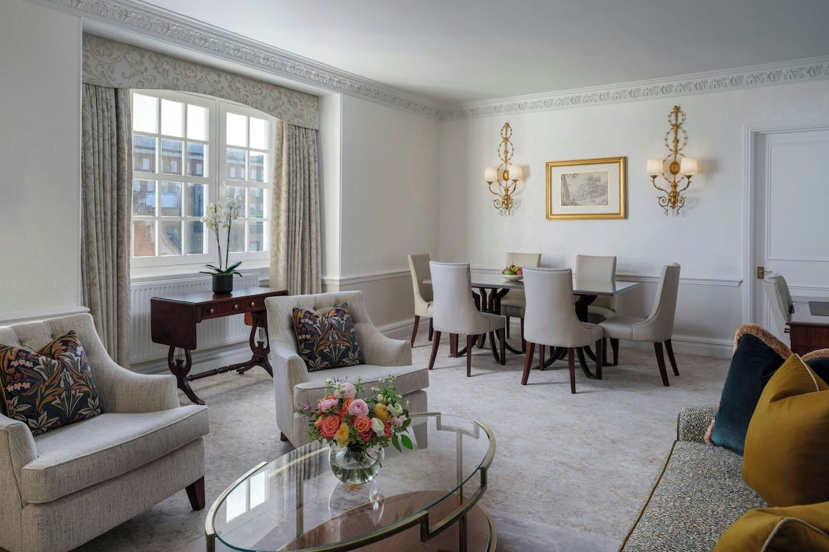 Deluxe Suite, 2 Bedrooms | Living area