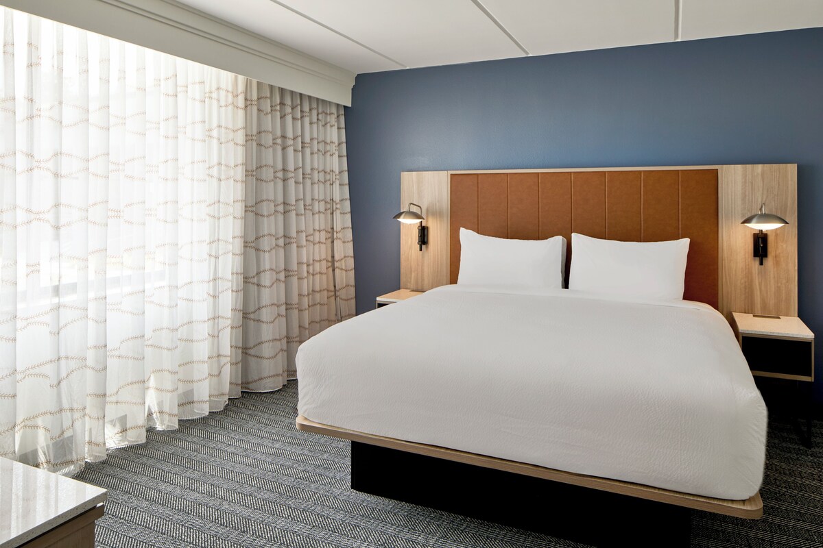 In-room safe, desk, iron/ironing board, free WiFi