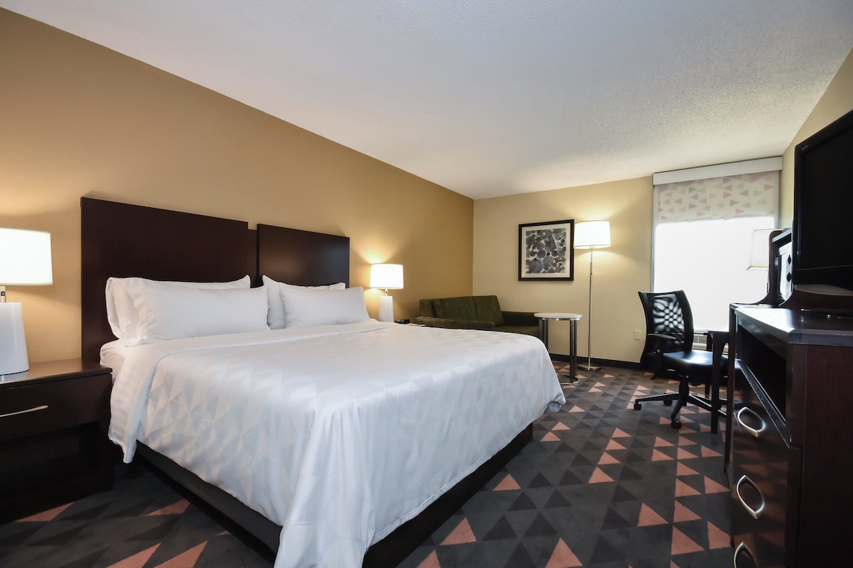 In-room safe, desk, laptop workspace, iron/ironing board