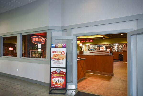 Petit déjeuner complet servi tous les jours en supplément