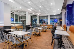 朝食 (オーダー形式)、毎日提供 (有料)