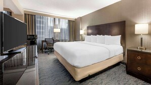 A hotel room with a large bed, a flat-screen TV, a desk with a lamp, and a chair. - Best Western Grant Park Hotel (Chicago)