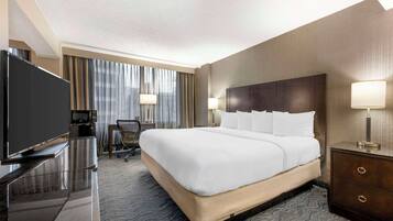 Safe på rommet, blendingsgardiner og strykejern/-brett