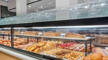 Una vetrina di pasticceria con diversi dolci e prodotti da forno.