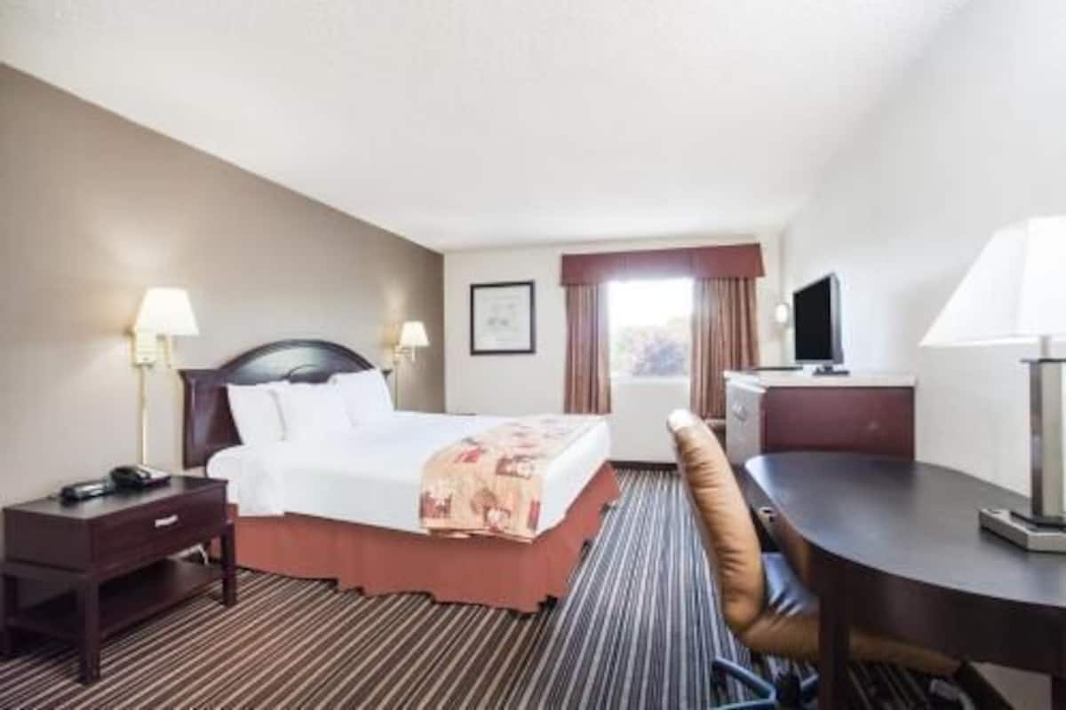 In-room safe, desk, soundproofing, iron/ironing board