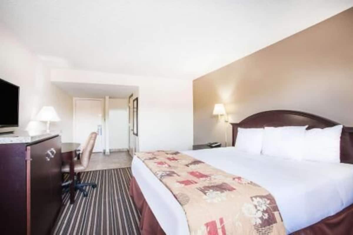 In-room safe, desk, soundproofing, iron/ironing board