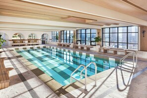 من حمّامات السباحة المغطاة، مقاعد للتشمس