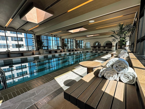 Piscine couverte, chaises longues