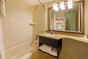 Combined shower/tub, free toiletries, hair dryer, towels