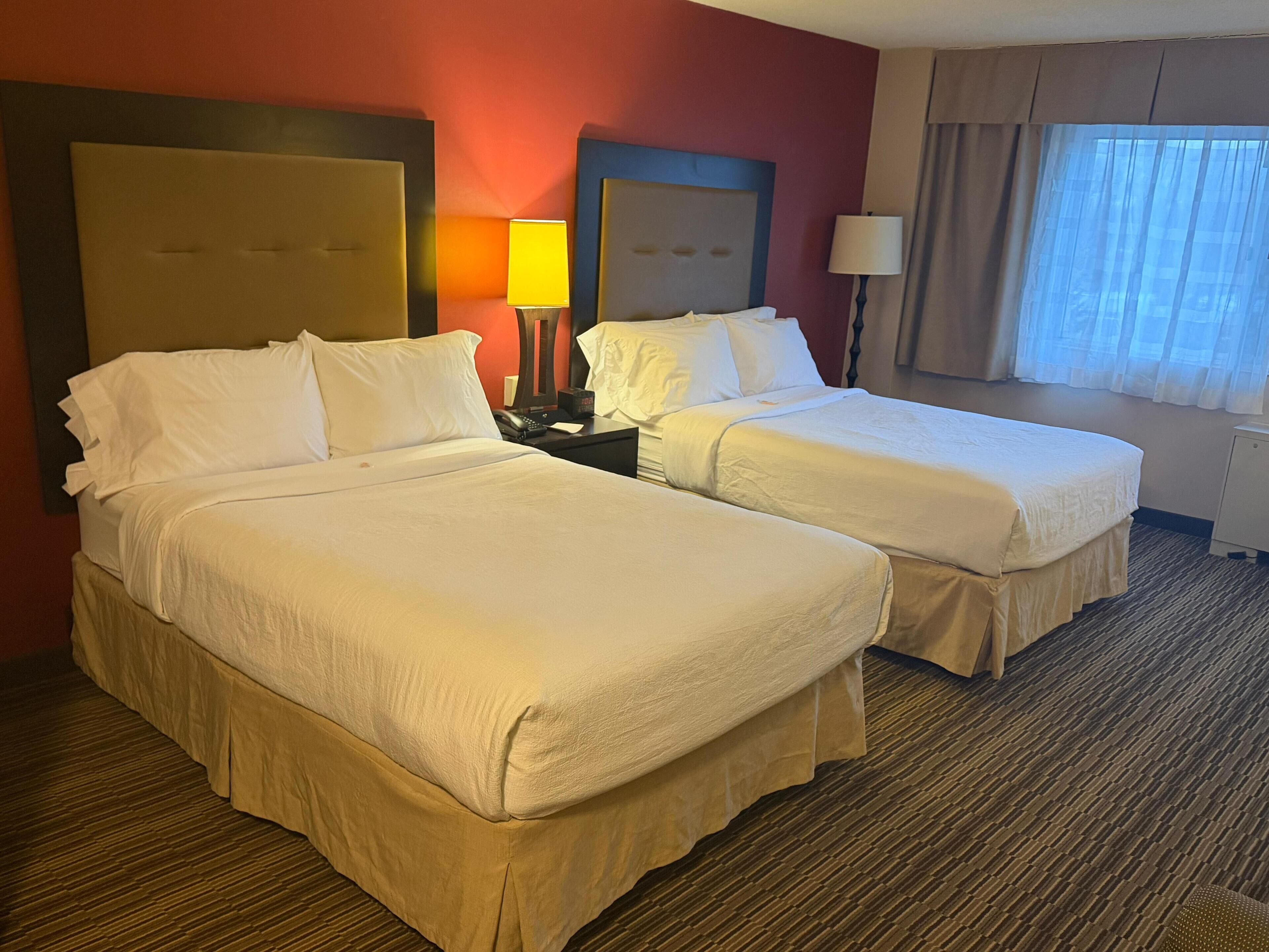 Combined shower/tub, free toiletries, hair dryer, towels