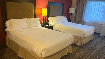 Combined shower/tub, free toiletries, hair dryer, towels