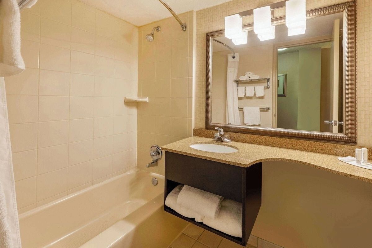 Salle de bain | Ensemble douche/baignoire, articles de toilette gratuits, sèche-cheveux