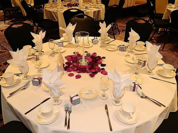 Lunch and dinner served, American cuisine